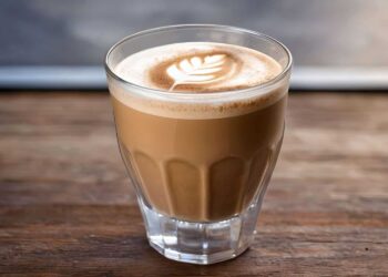 So geht spanischer Espresso mit Milchschaum